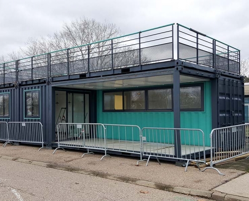 Aménagement Conteneur restaurant avec terrasse pour PSA